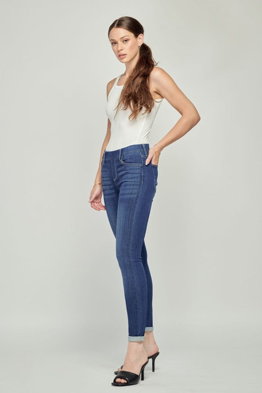 Mid Rise Pull On Crop Skinny w. Rolled Hem