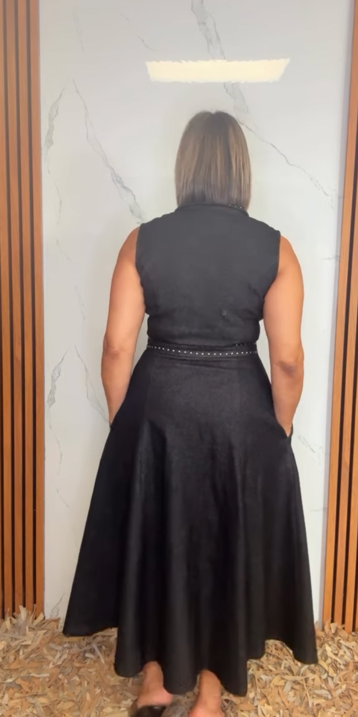 A solid woven midi dress featuring collar, sleeveless, front zipper closure, stud embellishments, side pockets and circle skirt