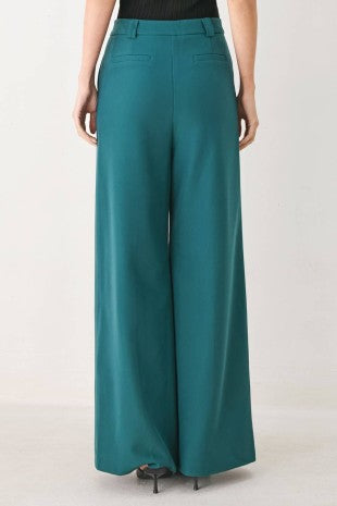 A solid woven pant featuring front closure, side pockets and wide leg