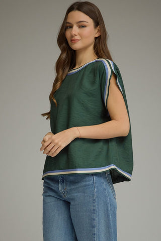 Solid round neck short sleeve top featuring multicolor contrast binding.