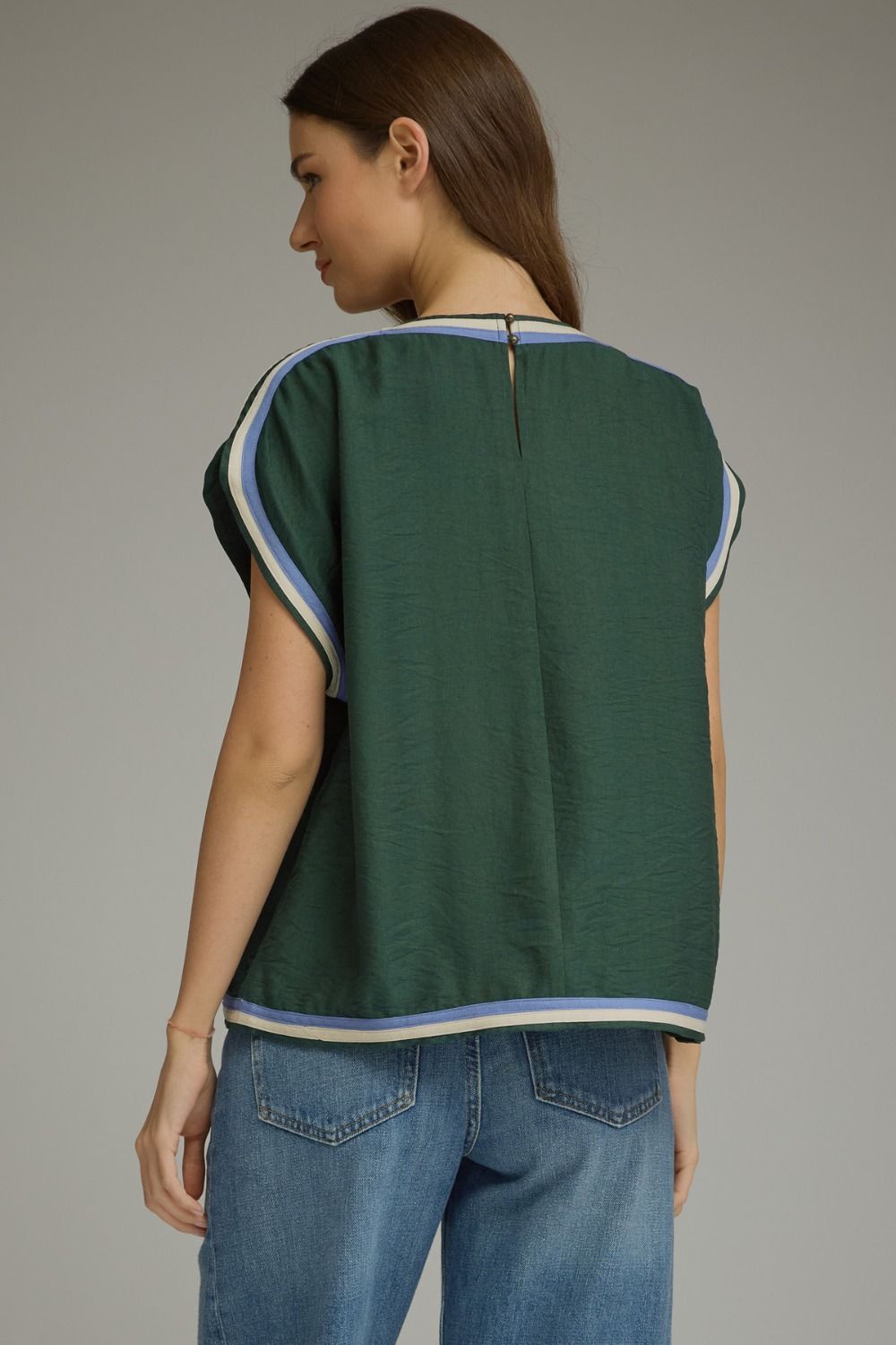 Solid round neck short sleeve top featuring multicolor contrast binding.