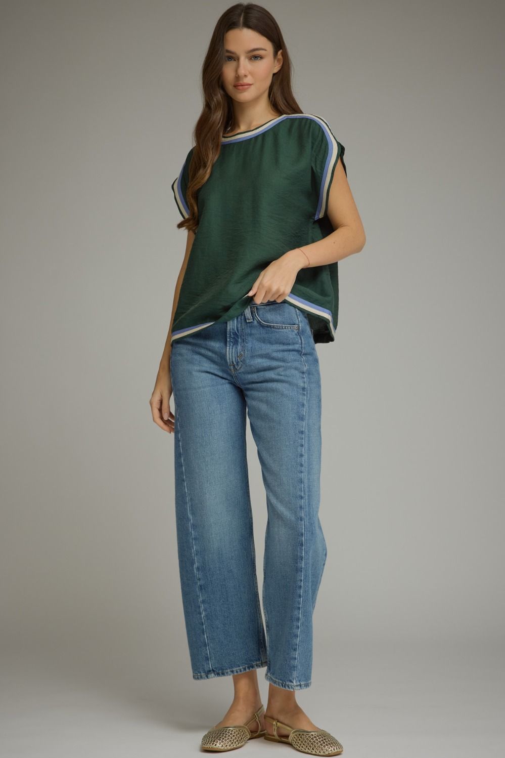 Solid round neck short sleeve top featuring multicolor contrast binding.