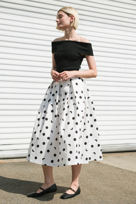 A printed woven skirt with side zipper closure