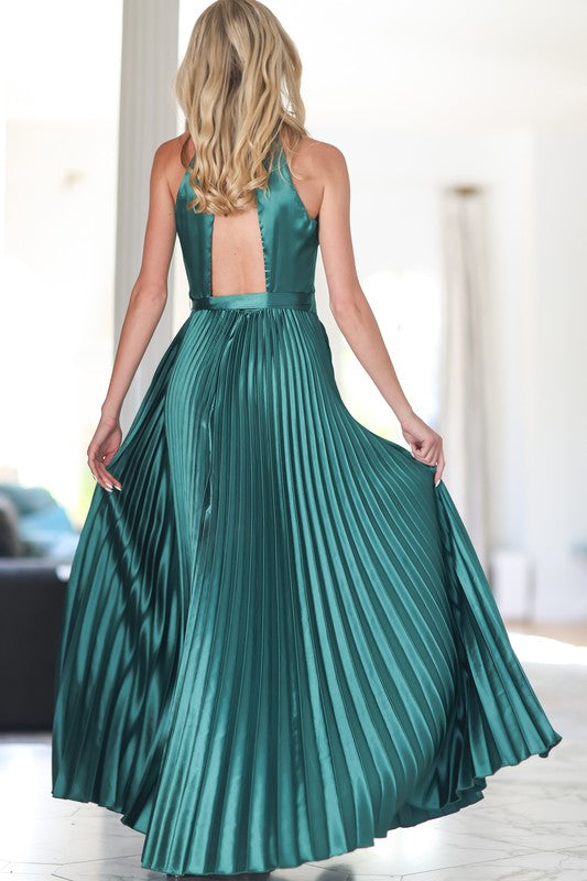 HALTER SLEEVELESS PLEATED MAXI DRESS