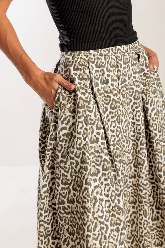 A printed woven midi full skirt and side zipper